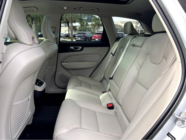 2023 Volvo XC60 Ultimate Bright Theme