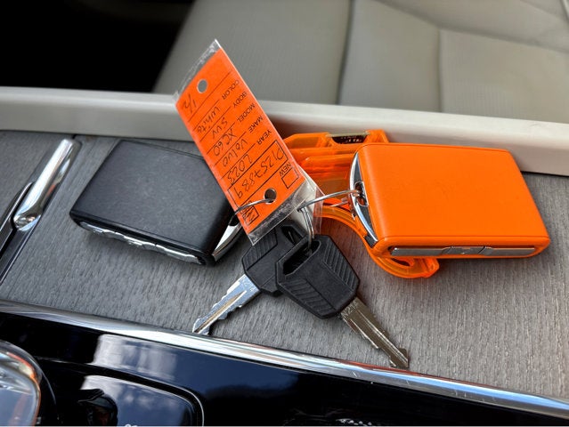 2023 Volvo XC60 Ultimate Bright Theme