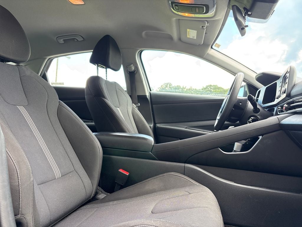 2025 Hyundai ELANTRA SE
