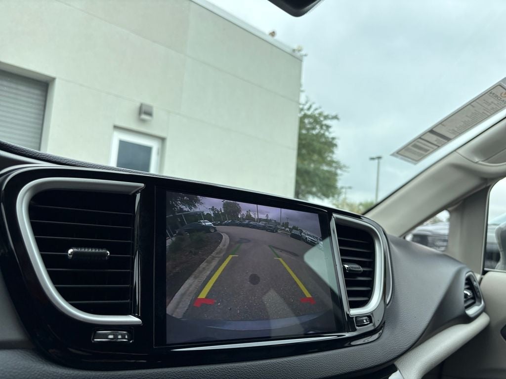 2022 Chrysler Pacifica Touring L