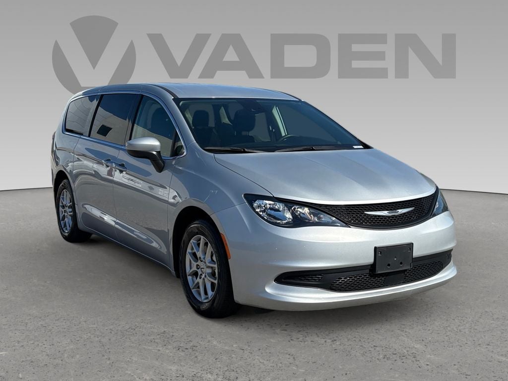 2023 Chrysler Voyager LX's photo