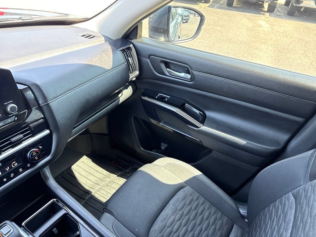 2022 Nissan Pathfinder Base