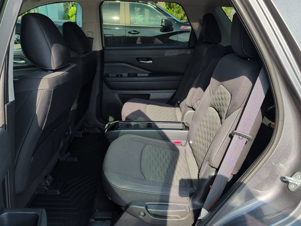 2022 Nissan Pathfinder Base