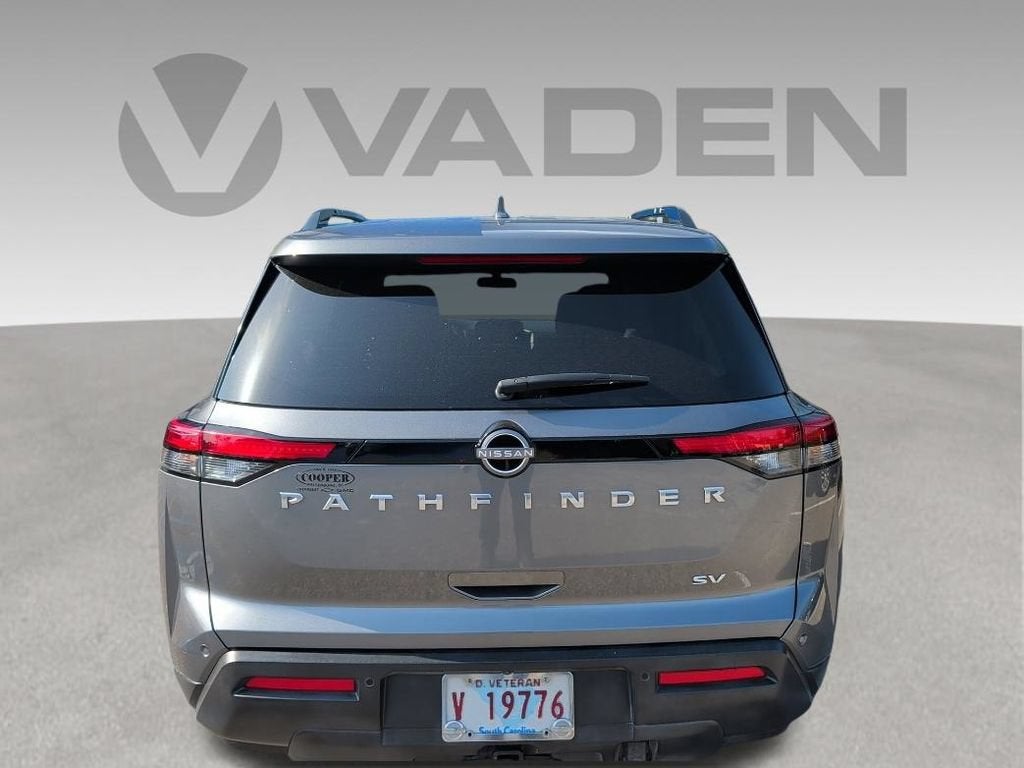 2022 Nissan Pathfinder Base
