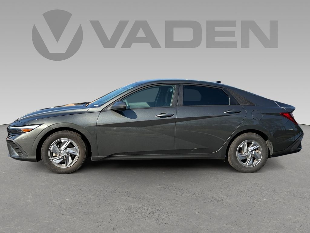 2024 Hyundai ELANTRA SE