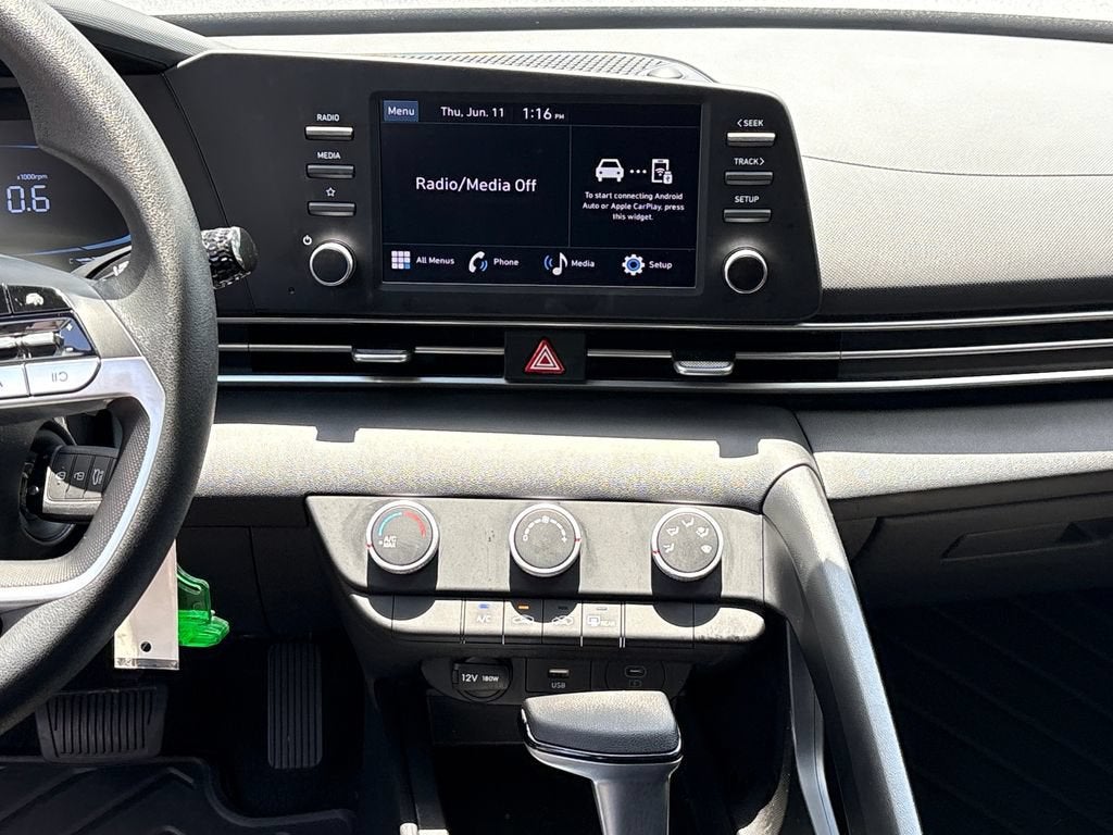 2025 Hyundai ELANTRA SE